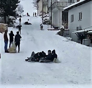 Sokaklar Kayak Pistine Döndü
