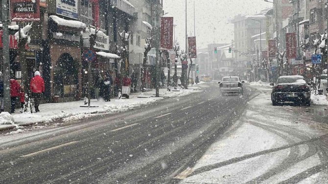 Düzce’de Kar Yağışı Etkili Oluyor