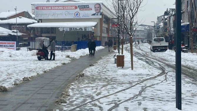 Düzce’de Kar Yağışı Etkili Oluyor