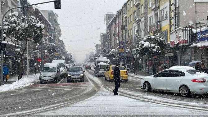 Düzce’de Kar Yağışı Etkili Oluyor