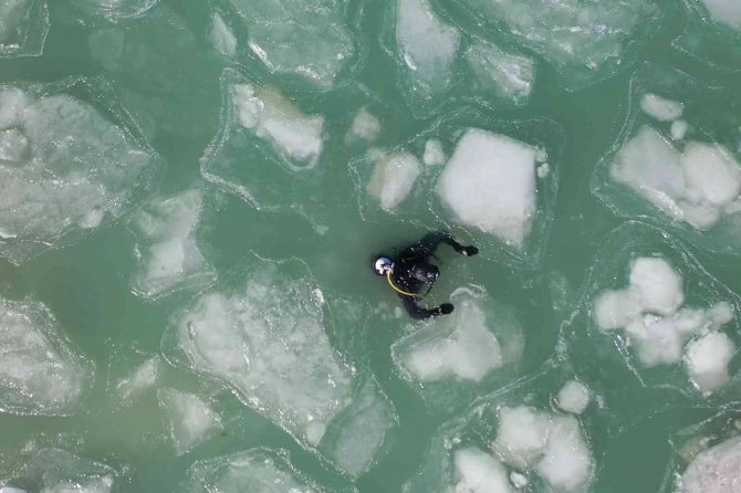 Eğirdir Gölü’nde Sıfırın Altında 17 Derecede Buzları Kırıp Dalış Yaptılar