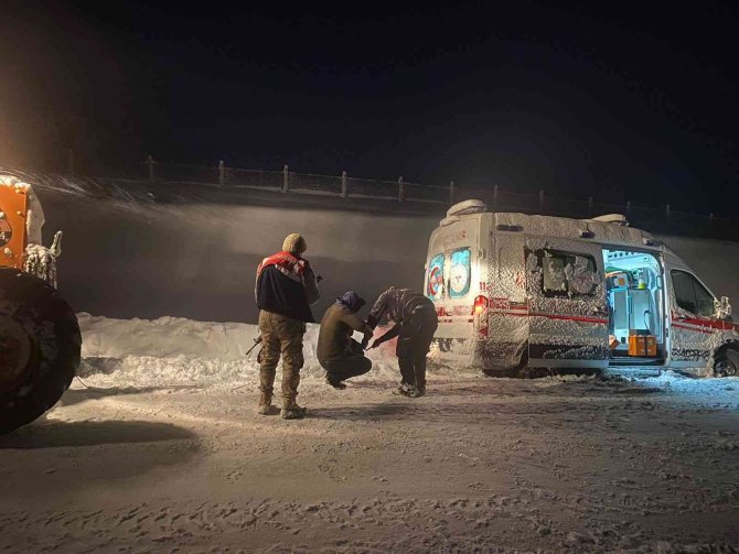 Jandarma, Kar Ve Tipide Mahsur Kalan 31 Vatandaşı Kurtardı