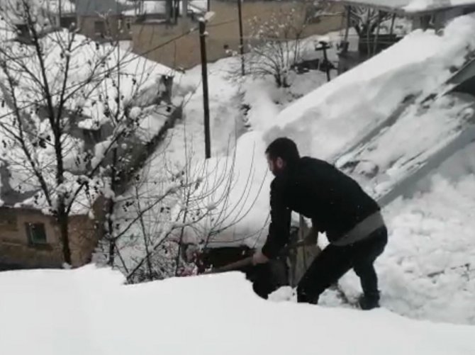 Arıcak’ta Vatandaşlar, Çatılarda Biriken Kar Birikintilerini Temizledi