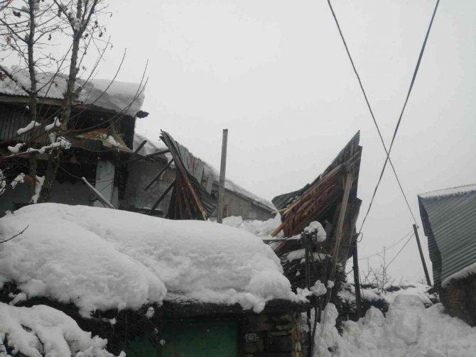 Elazığ’da Kardan Üç Evin Çatısı Çöktü