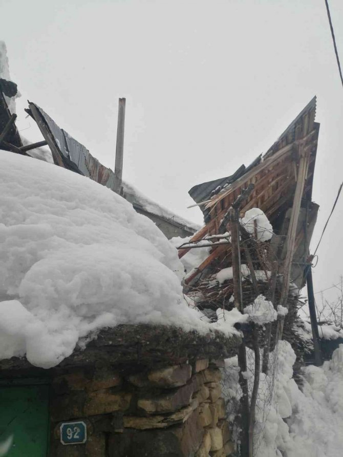 Elazığ’da Kardan Üç Evin Çatısı Çöktü
