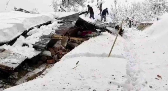 Elazığ’da Kardan Üç Evin Çatısı Çöktü