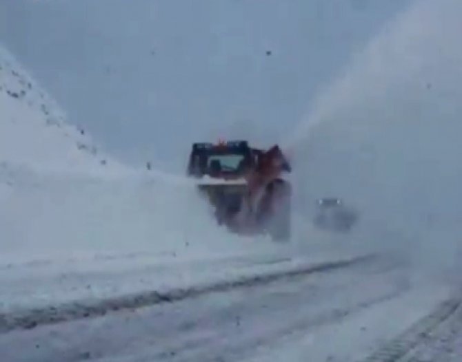 Erzurum’da Kar Yağışı Sonrası Düşen Çığ Karayolunu Kapattı, Ekipler Seferber Oldu