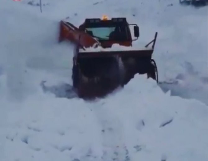 Erzurum’da Kar Yağışı Sonrası Düşen Çığ Karayolunu Kapattı, Ekipler Seferber Oldu