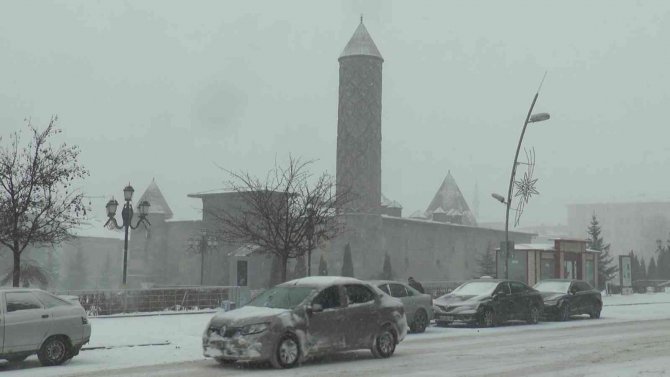 Erzurum’da Kar Ve Tipi Etkili Oluyor