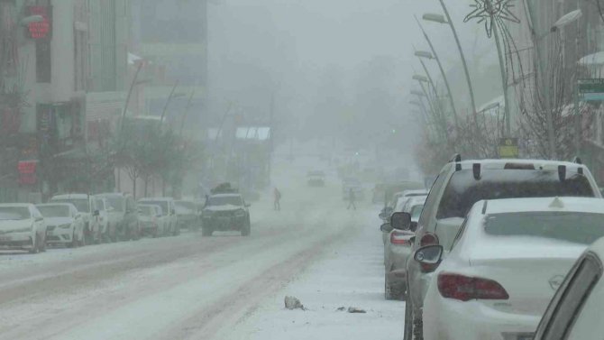 Erzurum’da Kar Ve Tipi Etkili Oluyor