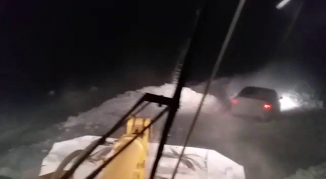 Tipide Araçlarıyla Mahsur Kalan Vatandaşları Karla Mücadele Ekipleri Kurtardı