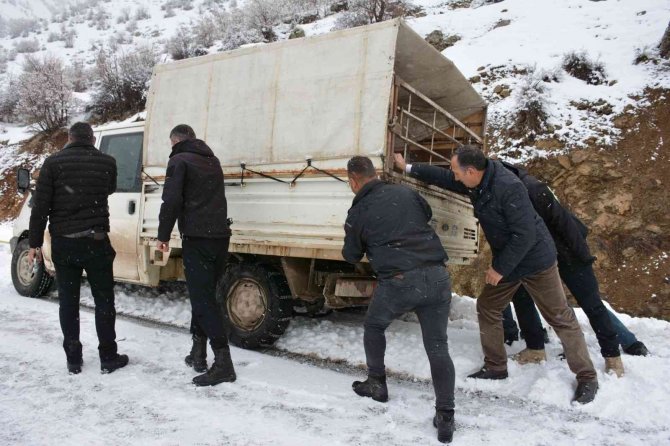 Karda Mahsur Kalan Vatandaşın Yardımına Belediye Başkanı Yetişti