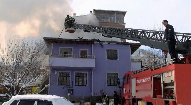 Evinin Yanışını Yaşlı Gözlerle İzledi