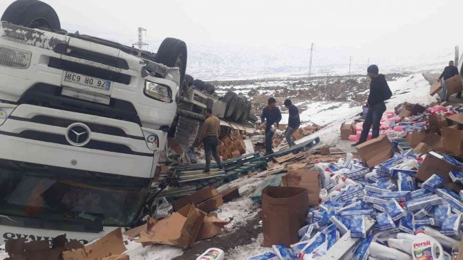 Iğdır’da Tır Şarampole Yuvarlandı