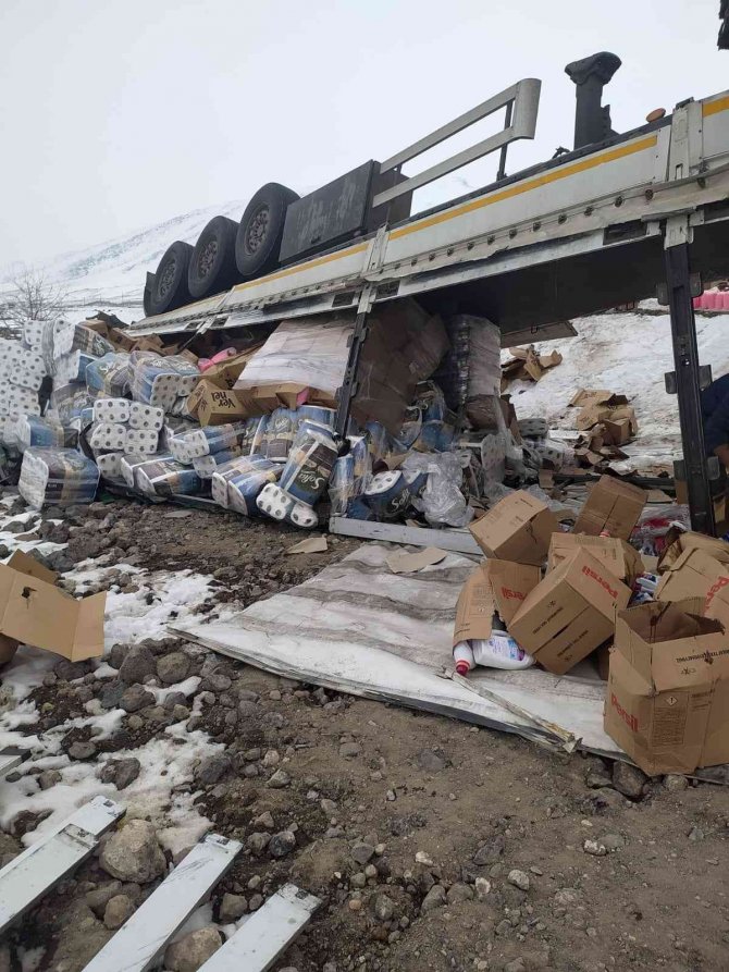 Iğdır’da Tır Şarampole Yuvarlandı