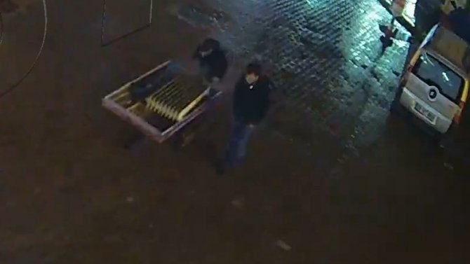 Otomobilin Teyp Ve Hoparlörlerini Çalan İki Kardeşten Biri Tutuklandı