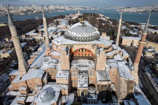 İ̇stanbul’da Kar Fırtınasından Geriye Eşsiz Manzaralar Kaldı