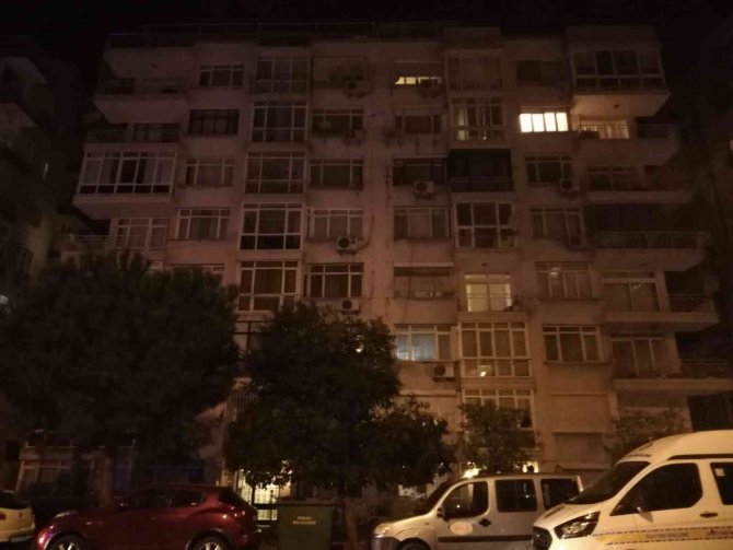 İ̇zmir’de 7. Kattan Düştüğü İleri Sürülen Genç Kadın Öldü