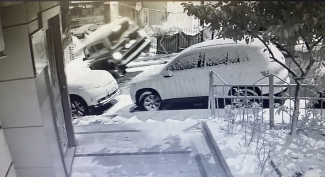 Kağıthane’de Kaldırıma Çarpan Panelvan Devrildi