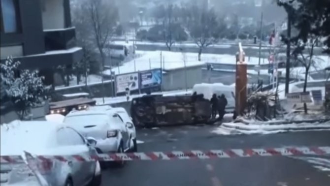 Kağıthane’de Kaldırıma Çarpan Panelvan Devrildi