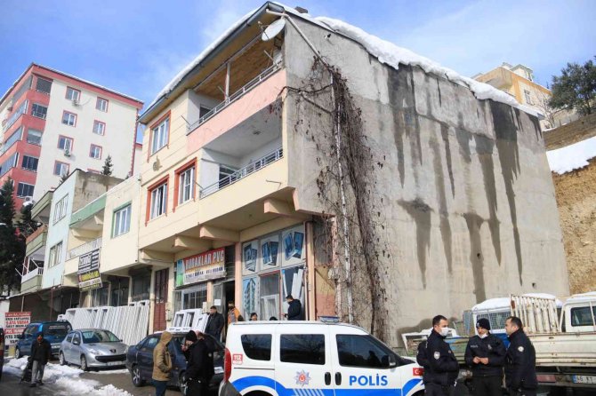 Kar, Kombinin Baca Borusunu Tıkadı: 5 Kişilik Aile Zehirlendi, Baba Öldü