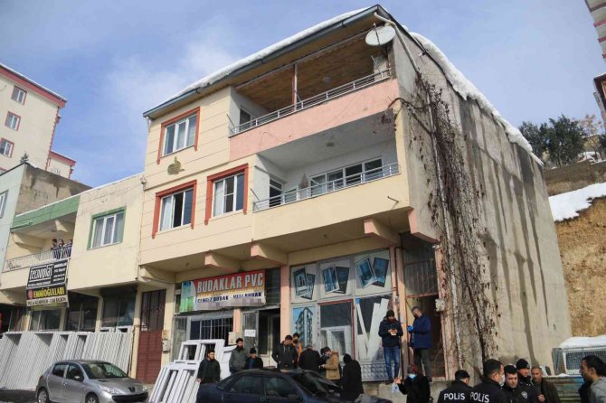 Kar, Kombinin Baca Borusunu Tıkadı: 5 Kişilik Aile Zehirlendi, Baba Öldü