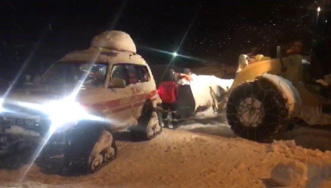 Kardan Yolu Kapanan Köydeki Hasta 5 Saatte Paletli Ambulansla Alınıp, Hastaneye Ulaştırıldı