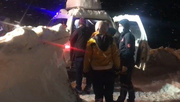 Kardan Yolu Kapanan Köydeki Hasta 5 Saatte Paletli Ambulansla Alınıp, Hastaneye Ulaştırıldı