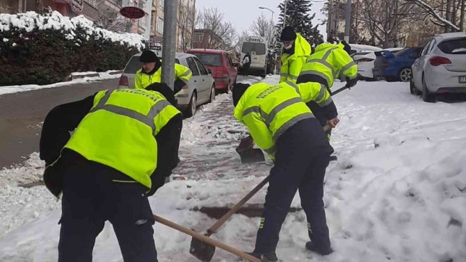 Kırıkkale Belediyesi’nin Kar Mesaisi Sürüyor