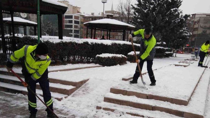 Kırıkkale Belediyesi’nin Kar Mesaisi Sürüyor