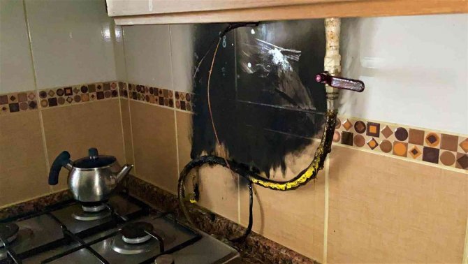 Kopan Elektrik Teli 4 Dairede Yangın Çıkardı