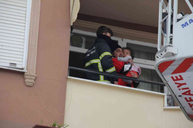 1.5 Yaşındaki Çocuğun Yaramazlığı, Annesini Balkonda Mahsur Bıraktı