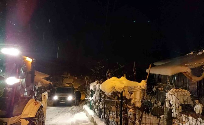 Karla Kaplı Yolda Araç İçinde Mahsur Kaldılar