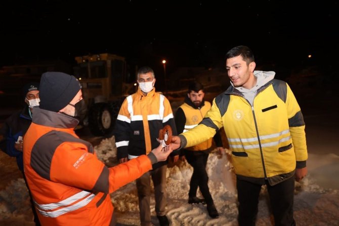 Başkan Çolakbayrakdar, Gece Boyu Kar Temizleme Çalışmalarını Takip Etti