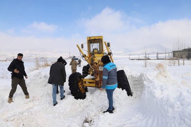 Mardin’de Ekipler 3 Metre Kalınlığındaki Karlı Yolları Ulaşıma Açtı