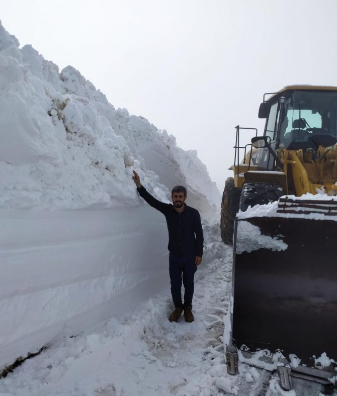 Mardin’de Ekipler 3 Metre Kalınlığındaki Karlı Yolları Ulaşıma Açtı