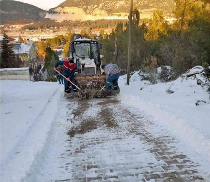 Menteşe’de Kar Mesaisi Devam Ediyor