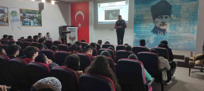 Gençler Terör Örgütlerine Karşı Bilgilendiriliyor