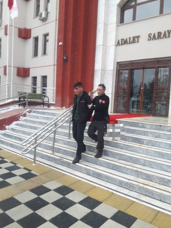 Otomobilin Teyp Ve Hoparlörlerini Çalan İki Kardeşten Biri Tutuklandı