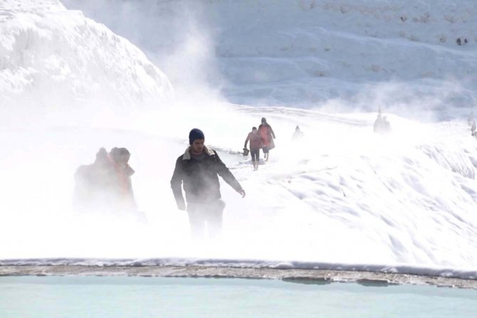 Kar Beyaz Cennet Pamukkale’nin Güzelliğine Güzellik Kattı