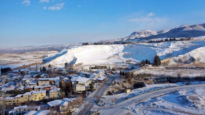 Kar Beyaz Cennet Pamukkale’nin Güzelliğine Güzellik Kattı