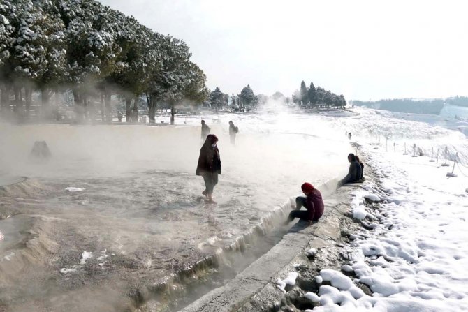 Kar Beyaz Cennet Pamukkale’nin Güzelliğine Güzellik Kattı