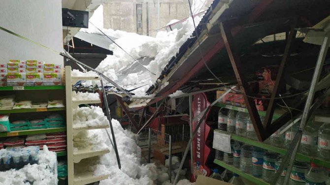 Sakarya’da Faciadan Dönüldü: Marketin Sundurması Kara Dayanamayarak Çöktü