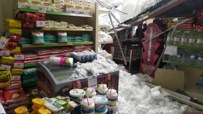 Sakarya’da Faciadan Dönüldü: Marketin Sundurması Kara Dayanamayarak Çöktü