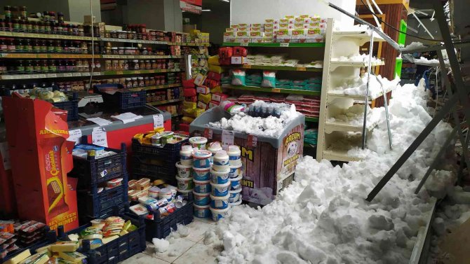 Sakarya’da Faciadan Dönüldü: Marketin Sundurması Kara Dayanamayarak Çöktü