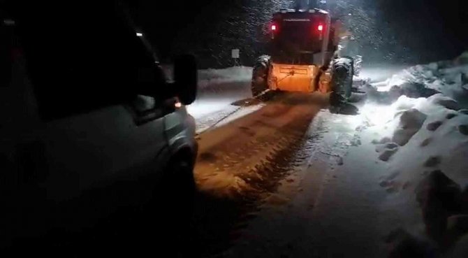 Siirt’te Karda Mahsur Kalan 3 Araç Kurtarıldı