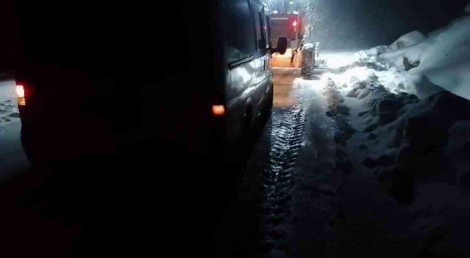 Siirt’te Karda Mahsur Kalan 3 Araç Kurtarıldı
