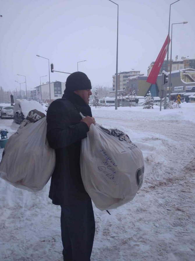 Kar Nedeniyle Evlerinden Çıkamayanlara Sırtında Ekmek Taşıdı