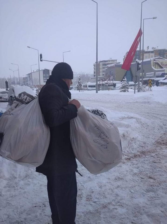Kar Nedeniyle Evlerinden Çıkamayanlara Sırtında Ekmek Taşıdı