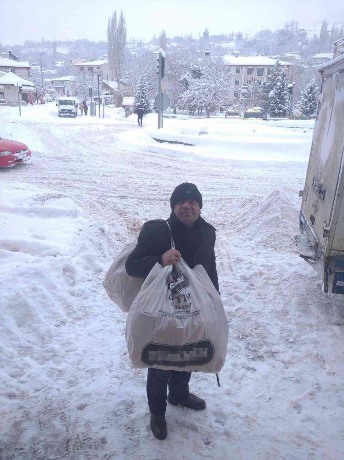 Kar Nedeniyle Evlerinden Çıkamayanlara Sırtında Ekmek Taşıdı